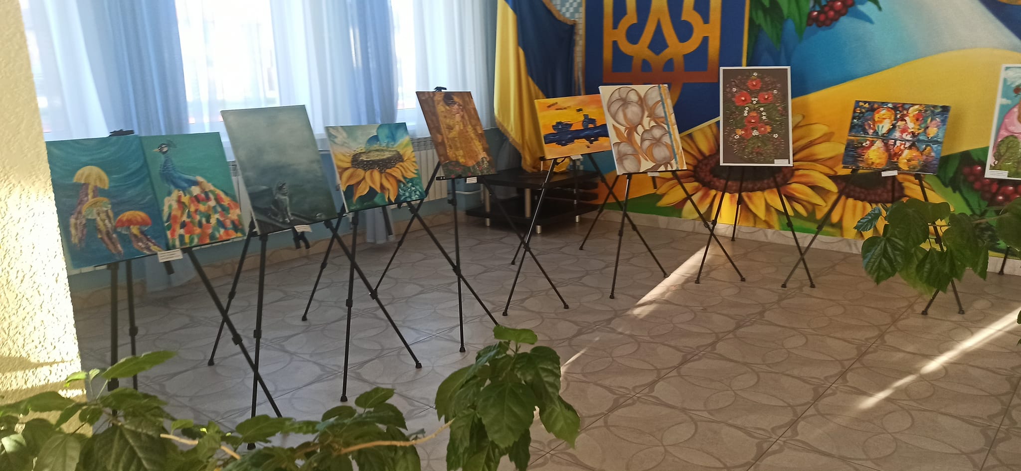 #ТворчеЯ До Всеукраїнського дня працівників культури та майстрів народного мистецтва та в рамках проекту "Творче Я" у вестибюлі закладу діє виставка живопису "Вернісаж". До виставки ввійшли роботи талановитих учениць ліцею, а саме Емми Глушко, (5-Г клас), Лізи Романчук (7-А клас), Марії Лімонт ( 7-А клас), Моніки Глушко (8-Г клас), а також вчителів закладу Ольги Заїки та Юлії Лизунової. Пишаємось юними художниками. На наступний тиждень планується оновлення виставки новими картинами ліціїстів.