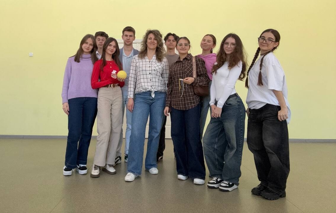 Сьогодні відбулася зустріч учнівського самоврядування, присвячена виготовленню оберегів для наших захисників.
