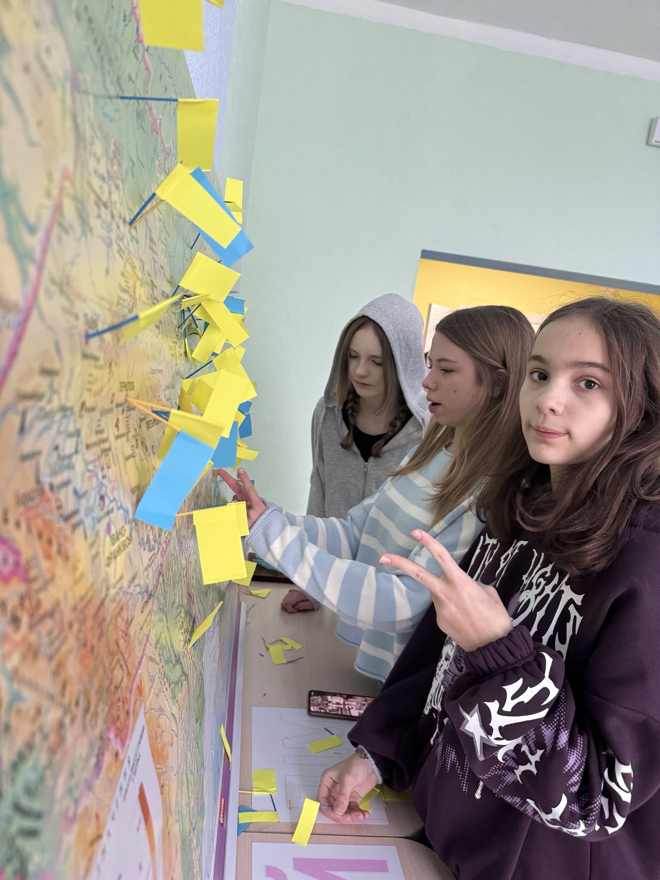 Учениці ліцею працюють із наліпками на дошці під час засідання учнівського самоврядування