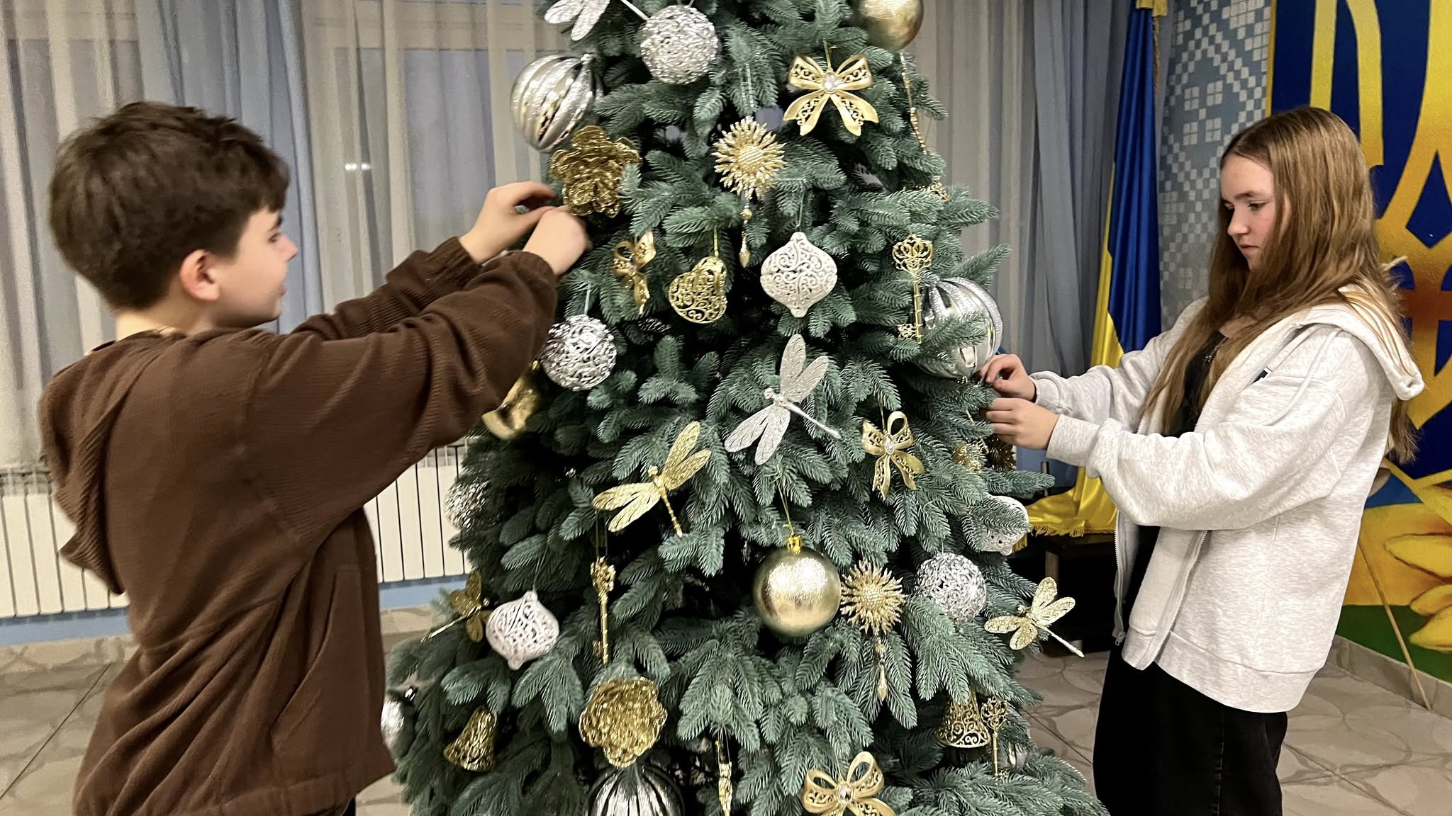 Лідери учнівського самоврядування створювали новорічний настрій натхненно.